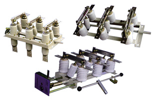 高壓隔離開關(guān)是發(fā)電廠和變電站電氣系統(tǒng)中重要的開關(guān)電器，需與高壓斷路器配套使用。隔離開關(guān)適用于三相交流50Hz，額定電壓12KV的戶內(nèi)裝置。供高壓設(shè)備的有電壓而列負(fù)荷載的情況下接通，切斷或轉(zhuǎn)換線路之用。其主要功能是：保證高壓電器及裝置在檢修工作時的安全，起隔離電壓的作用，不能用與切斷、投入負(fù)荷電流和開斷短路電流，僅可用于不產(chǎn)生強(qiáng)大電弧的某些切換操作，即是說它不具有滅弧功能；按安裝地點不同分為：屋內(nèi)式和屋外式；按絕緣支柱數(shù)目分為：單柱式，雙柱式和三柱式，各電壓等級都有可選設(shè)備。